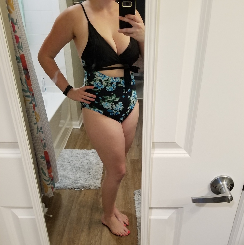 Cupshe Cross One-piece Swimsuit Medium blue floral